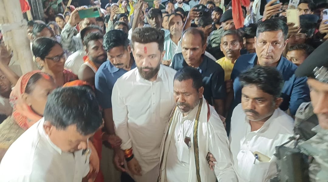 चिराग पहुंचे  गोरौल के पोझा  गांव, मृतक के परिजनों से मुलाकात कर दिया सांत्वना