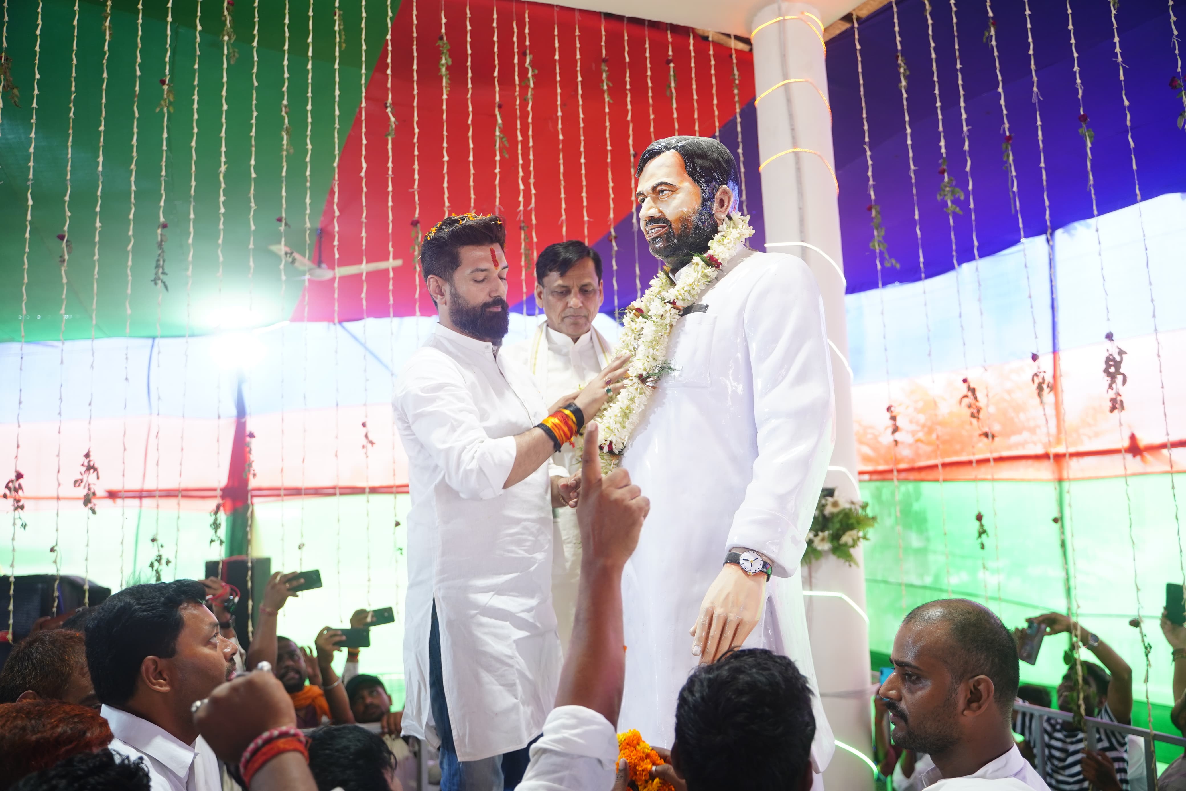 लोजपा संस्थापक पद्मभूषण रामविलास पासवान की जयंती समारोह पूर्वक मनाई गयी !